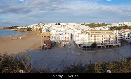 Die Stadt Albufeira bei Sonnenuntergang. Algarve. Süd-Portugal. Stockfoto