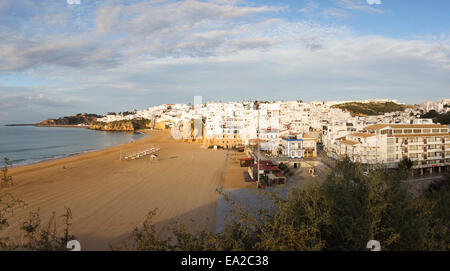 Die Stadt Albufeira bei Sonnenuntergang. Algarve. Süd-Portugal. Stockfoto