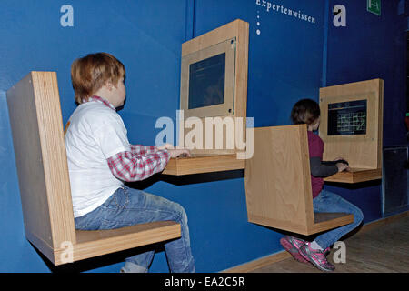 jungen und Mädchen bei der Bat Zentrum "Noctalis", Bad Segeberg, Schleswig-Holstein, Deutschland Stockfoto