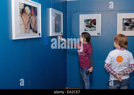 jungen und Mädchen bei der Bat Zentrum "Noctalis", Bad Segeberg, Schleswig-Holstein, Deutschland Stockfoto