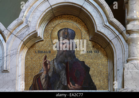 Sankt Nikolaus des Wundertäters. Symbol in der Marmor Ikonostase der russischen orthodoxen Kirche in Dresden, Sachsen, Deutschland. Stockfoto