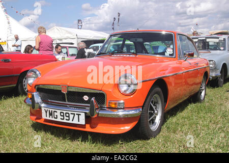 1974 MG B GT auf weißer Waltham Retro-Festival 2014 Stockfoto