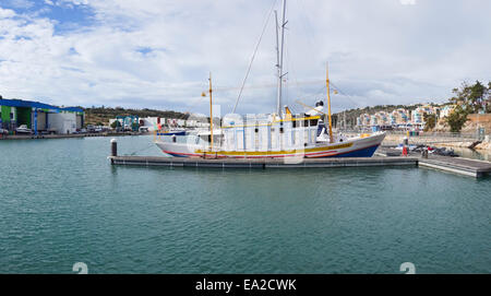 Boot im Hafen, farbenfrohen Gebäuden in Albufeira Yachthafen, Algarve, Portugal Stockfoto