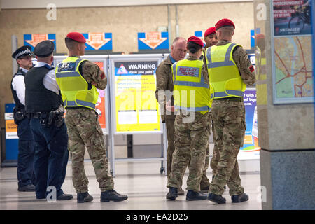 Die Militärpolizei haben sich zusammengeschlossen mit der Metropolitan Police zu kontrollieren die Nachtschwärmer aus der heutigen Armee vs. Navy Rugby in Twickenham, wo Match: London, England, Vereinigtes Königreich bei: 3. Mai 2014 Stockfoto