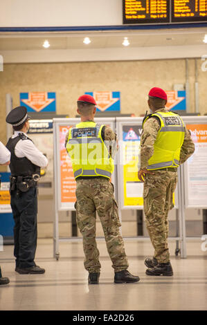 Die Militärpolizei haben sich zusammengeschlossen mit der Metropolitan Police zu kontrollieren die Nachtschwärmer aus der heutigen Armee vs. Navy Rugby in Twickenham, wo Match: London, England, Vereinigtes Königreich bei: 3. Mai 2014 Stockfoto