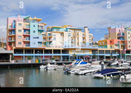 Farbenfrohe Gebäude in Albufeira Yachthafen, Algarve, Portugal Stockfoto
