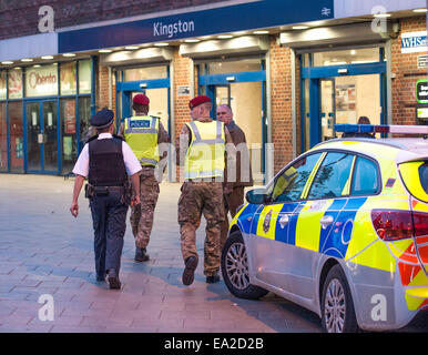 Die Militärpolizei haben sich zusammengeschlossen mit der Metropolitan Police zu kontrollieren die Nachtschwärmer aus der heutigen Armee vs. Navy Rugby in Twickenham, wo Match: London, England, Vereinigtes Königreich bei: 3. Mai 2014 Stockfoto