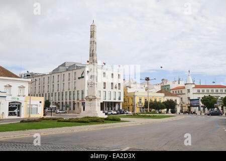 Obelisk Denkmal am Eingang zum Faro Marina in der Stadt Faro an der Algarve, Portugal. Stockfoto