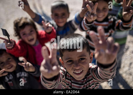 Suruc, Türkei. 5. November 2014. Syrische Kurden Kinder machen den Sieg in einem Flüchtlingslager in der Stadt Suruc nahe der Grenze zu Türkei-Syrien am 5. November 2014 zu unterzeichnen. Bildnachweis: Konstantinos Tsakalidis/Alamy Live-Nachrichten Stockfoto