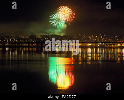 Dundee, Schottland, Großbritannien. 5. november 2014. Überlegungen im Hinblick auf den Fluss Tay, Feuerwerk am Lagerfeuer Nacht in Dundee, tayside, Schottland, Großbritannien. Credit: Derek Allan/alamy leben Nachrichten Stockfoto