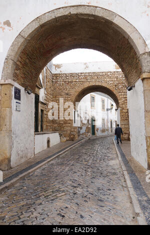 Arco de Repouso, König Alfonso III. Zwei Bögen in der Altstadt, Haupteingang zur Stadt Faro, Algarve, Portugal. Stockfoto