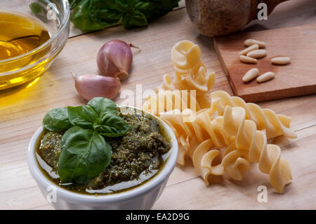 Zutaten für die Zubereitung einer Genovese Pesto mit frischem Basilikum, Olivenöl, Knoblauch und Pinienkerne Stockfoto