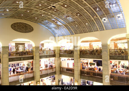 Shopping Center. Bild von großen mehrstufigen Einkaufszentrum. Stockfoto