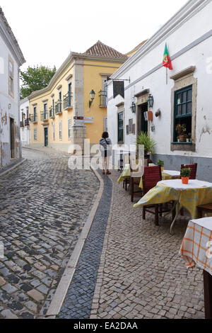 Straße im historischen Zentrum von Faro, Algarve, Portugal. Stockfoto