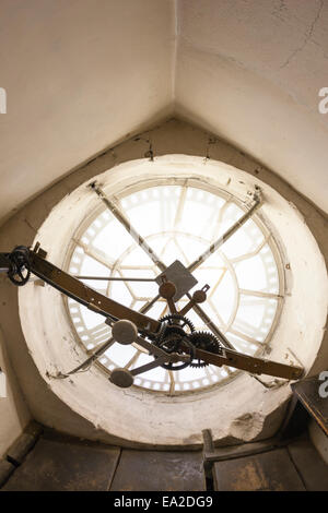 Das Uhrwerk hinter dem Zifferblatt der Abteikirche von Bath Stockfoto