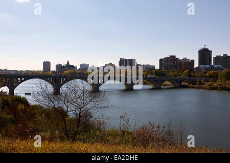 Broadway Bridge und Blick auf die Innenstadt von Saskatoon über den South Saskatchewan River in Kanada Stockfoto