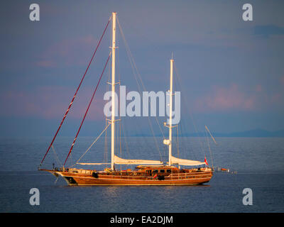 Eine schöne hölzernen Yacht verankert auf die Bucht von Skala auf der Insel Kefalonia in Griechenland Stockfoto