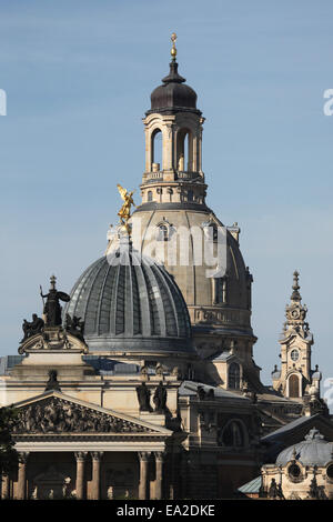 Kuppeln der Akademie der bildenden Künste (L) und die Frauenkirche (R) in Dresden, Sachsen, Deutschland. Stockfoto