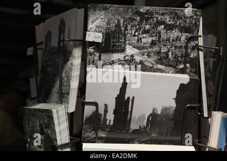 Dresden Sehenswürdigkeiten nach Bombenanschläge im Februar 1945. Postkarten in einen Souvenir-Shop in Dresden, Sachsen, Deutschland. Stockfoto