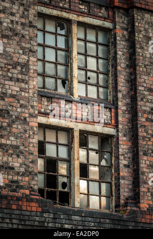 Gebrochene Fenster eine große gemauerte Lagerhalle am historischen Stanley Dock Tobacco Warehouse gebaut, Liverpool. Stockfoto