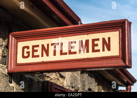Retro-Stil "Gentlemen" WC Schild an einem alten Bahnhof. Stockfoto