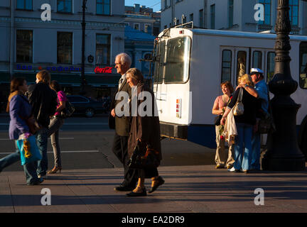 Die langen Schatten der weißen Nächte, die langen Sommernächte, wenn Tageslicht 24 Stunden in Sankt Petersburg, Russland dauert. Stockfoto