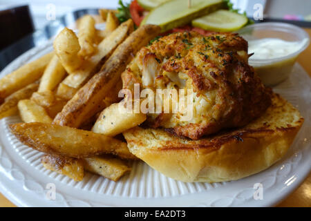 USA-Maryland Food Crab Cake Sandwich mit Pommes frites im JR den vergangenen Zeit Pub - Chestertown MD am östlichen Ufer Stockfoto