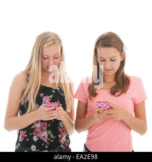 Zwei Teenager-Mädchen mit Handy isoliert auf weißem Hintergrund Stockfoto