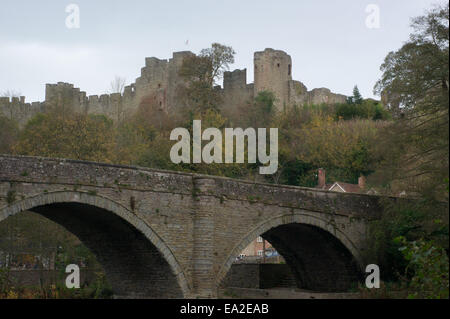 Dinham Brücke und Schloss Ludlow, Shropshire Stockfoto