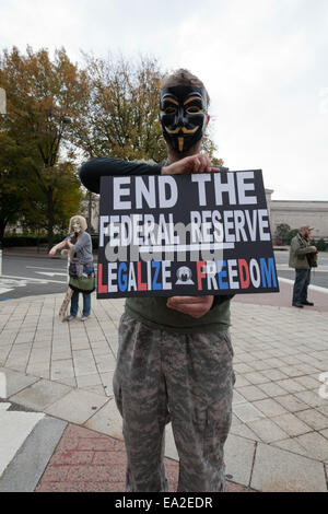 Washington, DC, USA. 5. November 2014. Hunderte von Anonymous führte Demonstranten Rallye in Washington, DC, protestieren gegen Sparkurs, Masse abh und Unterdrückung an diesem Kerl Fawkes Tag. Bildnachweis: B Christopher/Alamy Live-Nachrichten Stockfoto