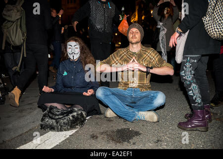 London, UK. 5. November 2014.  Demonstranten während der Millionen Maske Marsch auf Bonfire Night Credit: Piero Cruciatti/Alamy Live News Stockfoto