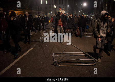 London, UK. 5. November 2014.  Demonstranten gehen während der Millionen Maske Marsch auf Bonfire Night Credit: Piero Cruciatti/Alamy Live News Stockfoto