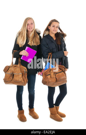 Schulmädchen zu Fuß in der Schule mit schweren Schultaschen Stockfoto