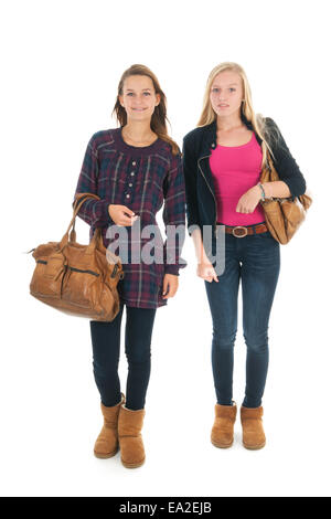 Schulmädchen zu Fuß in der Schule mit schweren Schultaschen Stockfoto