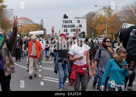 Washington, DC, USA. 5. November 2014. Hunderte von Anonymous führte Demonstranten Rallye in Washington, DC, protestieren gegen Sparkurs, massenhafte Überwachung und Unterdrückung auf dieses Guthaben Guy Fawkes Day: B Christopher/Alamy Live News Stockfoto