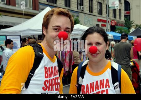 NYC: Darsteller rote Clownnasen sportliche Förderung Cirque du Soleil BANANA SHPEEL Schau ein Straßenfest der Upper West Side Stockfoto