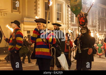 Lewes, Sussex, UK. 5. November 2014. Frau nimmt ihre Zähne. Person als Tod verkleidet. Roggen-Lagerfeuer-Gesellschaft Banner. Bildnachweis: Slawek Staszczuk/Alamy Live-Nachrichten Stockfoto