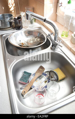 Konzeptbild Küche. Schmutzige Waschbecken mit vielen schmutziges Geschirr. Stockfoto