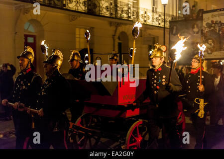 Lewes, Sussex, UK. 5. November 2014. Feuerwehrleute. Bildnachweis: Slawek Staszczuk/Alamy Live-Nachrichten Stockfoto