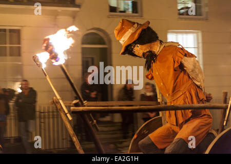 Lewes, Sussex, UK. 5. November 2014. Guy Fawkes Bildnis auf einer Karre Credit: Slawek Staszczuk/Alamy Live News Stockfoto