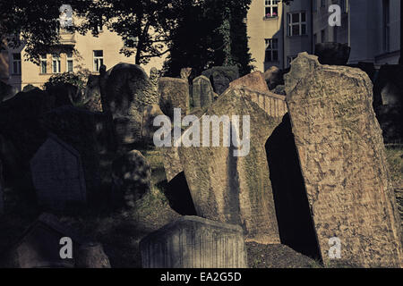 Grey überfüllt Grabsteine auf dem alten jüdischen Friedhof in Prag Stockfoto