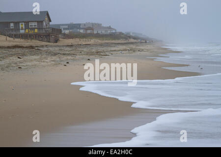 Nebligen Strand auf der Insel Cape Hatteras am 17. Oktober 2013 in den Outer Banks, North Carolina, USA Stockfoto