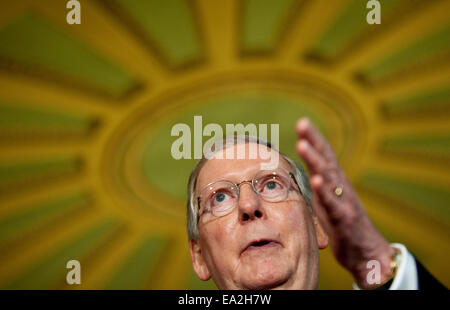 5. November 2014 - (Foto) - Senat Minderheitenführer Mitch McConnell, der Kentucky, wurde in ein Sechstel Dienstag Begriff, wie seine republikanische Partei mindestens sieben Sitze im Senat, so dass Republikaner gewonnen die Kontrolle über den US-Senat wiedergewählt. Bild: 13. Juli 2010 - Washington, District Of Columbia, USA - Senat Minderheitenführer MITCH MCCONNELL (R -KY) spricht zu den Medien über wie Republikaner die Ausgabelimits abgelehnt früher in diesem Jahr erneut vorschlagen. Der Senat stimmte die Kappen von Senatoren McCaskill und Sitzungen, zwischen Januar und März 2010 angeboten. (Bild Kredit: Pete Marovich © / Stockfoto