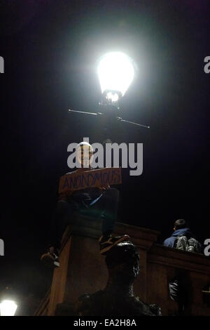 London, UK. 5. November 2014. Demonstranten versammeln sich in Trafalgar Square Credit: Rachel Megawhat/Alamy Live News Stockfoto