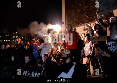 London, UK. 5. November 2014. Demonstranten versammeln sich in Trafalgar Square Credit: Rachel Megawhat/Alamy Live News Stockfoto