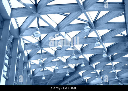 Architektur-Konzeptbild. Moderne Dachkonstruktion in blauer Farbe. Stockfoto