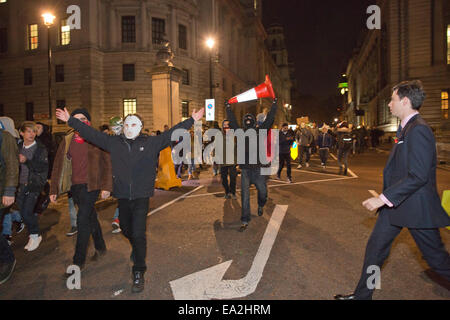 London, UK. 5. November 2014.  Bild zeigt Demonstranten in Whitehall, Central London Teil der anonymen Aktivistengruppe "Million Mask März" die drohen London heute Abend zu blockieren. Bildnachweis: Jeff Gilbert/Alamy Live-Nachrichten Stockfoto