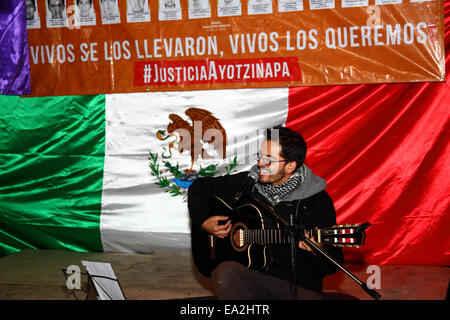 LA PAZ, BOLIVIEN, 5. November 2014. Ein Musiker tritt bei einer Veranstaltung auf, die organisiert wurde, um Solidarität mit den 43 vermissten Studenten in Mexiko zu zeigen und ihre sichere Freilassung zu fordern. Die Schüler (die von einer Lehrerschule in Ayotzinapa kamen) verschwanden nach Zusammenprallen mit der Polizei in der Nacht des 26. September in der Stadt Iguala im Bundesstaat Guerrero. Stockfoto