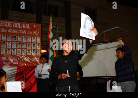 LA PAZ, BOLIVIEN, 5. November 2014. Kinder einer Theatergruppe treten bei einer Veranstaltung auf, die organisiert wurde, um Solidarität mit den 43 vermissten Studenten in Mexiko zu zeigen und ihre sichere Freilassung zu fordern. Die Schüler (die von einer Lehrerschule in Ayotzinapa kamen) verschwanden nach Zusammenprallen mit der Polizei in der Nacht des 26. September in der Stadt Iguala im Bundesstaat Guerrero. Stockfoto