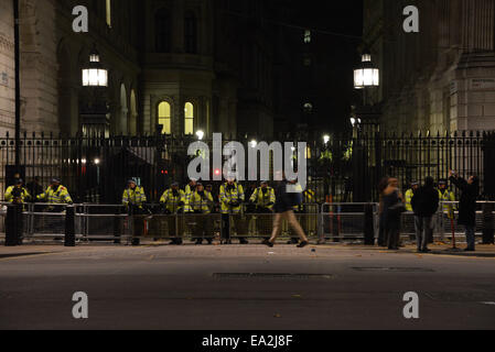 London, UK.  5. November 2014. Hunderte von Demonstranten, viele so genannte tragen Masken 'Guy Fawkes' gesperrte Straße. Proteste gegen No Cuts, kostenlose Assange, 99 %, Hands-off unserer NHSand Sparmaßnahmen außerhalb Londons Parlament, für die jährliche 5. November Bonfire Night. Stockfoto